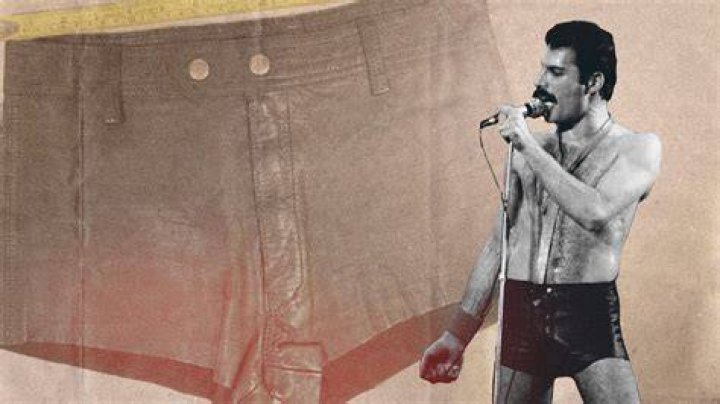 The singer wore hot pants and a cowboy hat with her twin daughters, Stella, and Esterehe