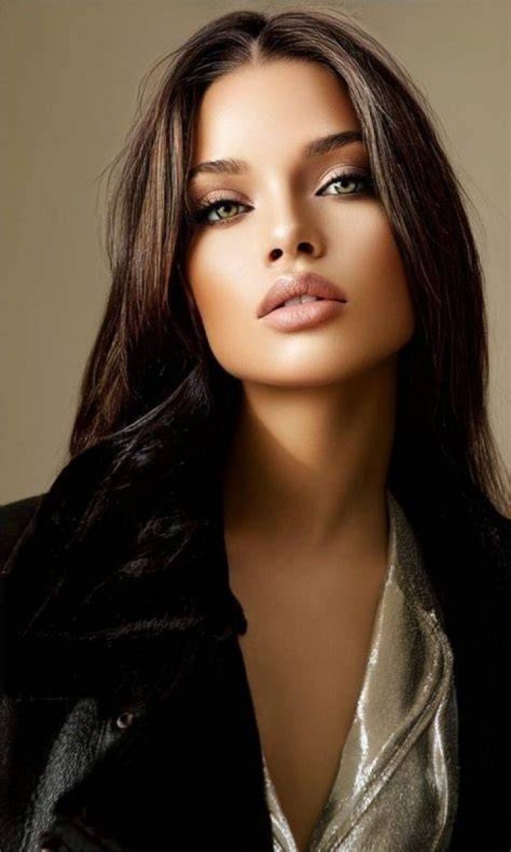 The stunning model keeps her Instagram followers regularly entertained with her photos