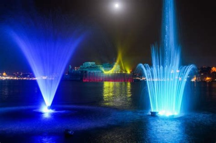 There are dancing fountains and nightly light shows, plus live bands and choirs.