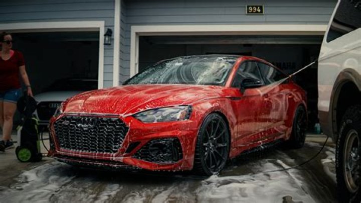 They washed cars in a sexy tribute to their 90s modeling days
