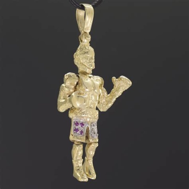  This gold boxer chain was bought by a married lover.