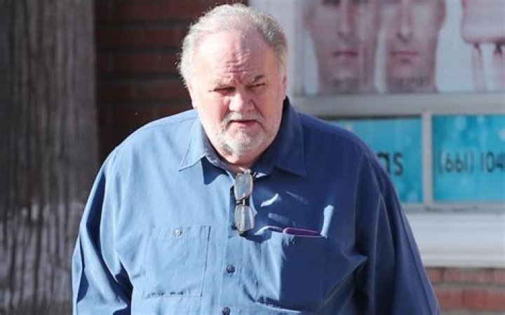 Thomas Markle set up a series of staged pap shots before the wedding