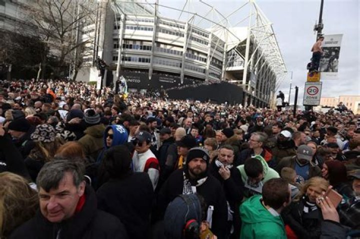 Thousands of fans lined the streets for Shane this morning