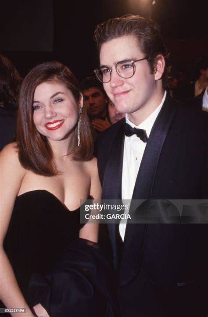  Tiffani Thiessen starred alongside Mark-Paul, Mario Lopez (A.C. Slater), Dustin Diamond (Samual Screech Powers) and Lark Voorhies (Lisa Turtle) in the 90s teen sitcom
