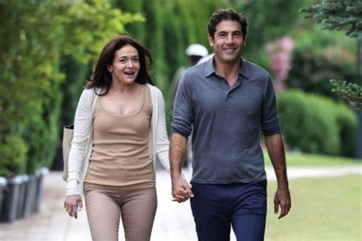 Tom and Sheryl walk to a morning session during the Allen & Company Sun Valley Conference on July 06, 2022, in Sun Valley, Idaho