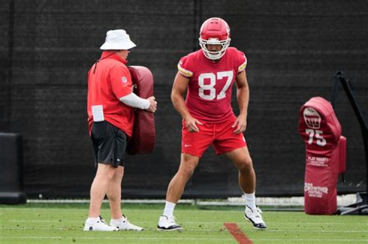 Travis Kelce Denies 'Pushing' Taylor Swift's Security Guard 'Out of the Way' in New York City