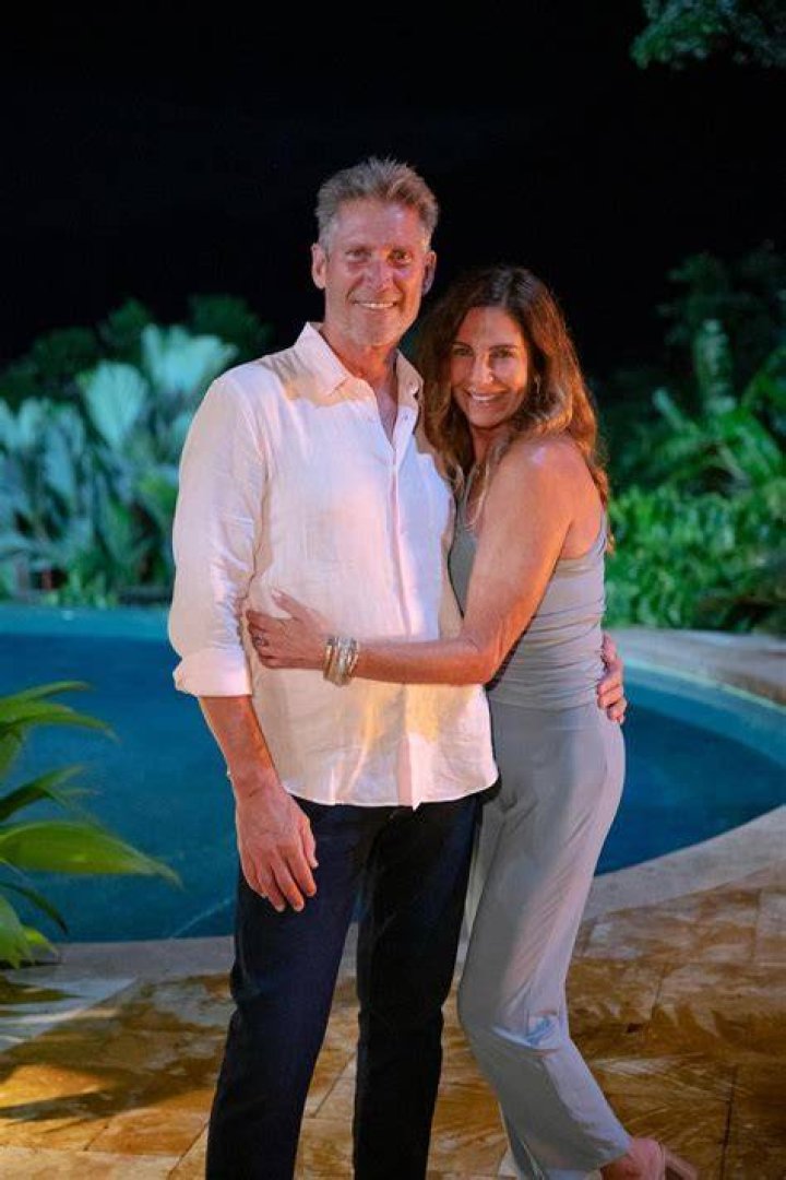 Was Golden Bachelor Runner Up Leslie s 60K Engagement Dress Featured in the Finale Teaser