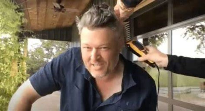 Watch Gwen Stefani Shave Jimmy Fallon&rsquo;s Initials Onto Blake Shelton&rsquo;s Head