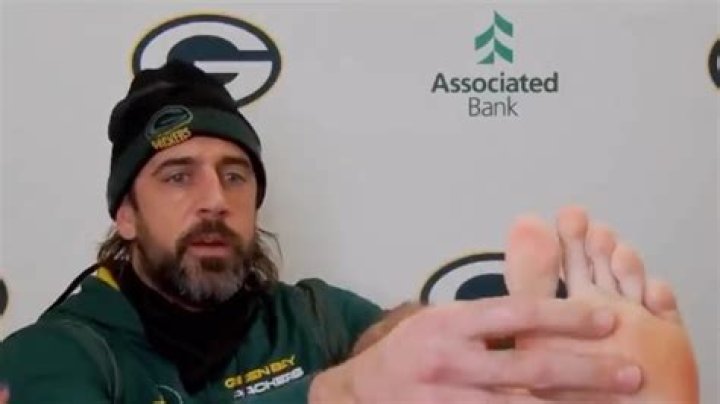 What Is Covid Toe Aaron Rodgers Shows Off Bare Foot During Press Conference