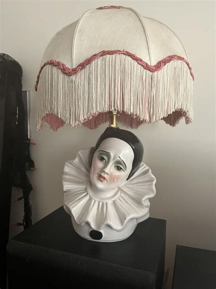 Yelka bought the vintage lamp for just $8.00, which was worth $1,500 as part of a set