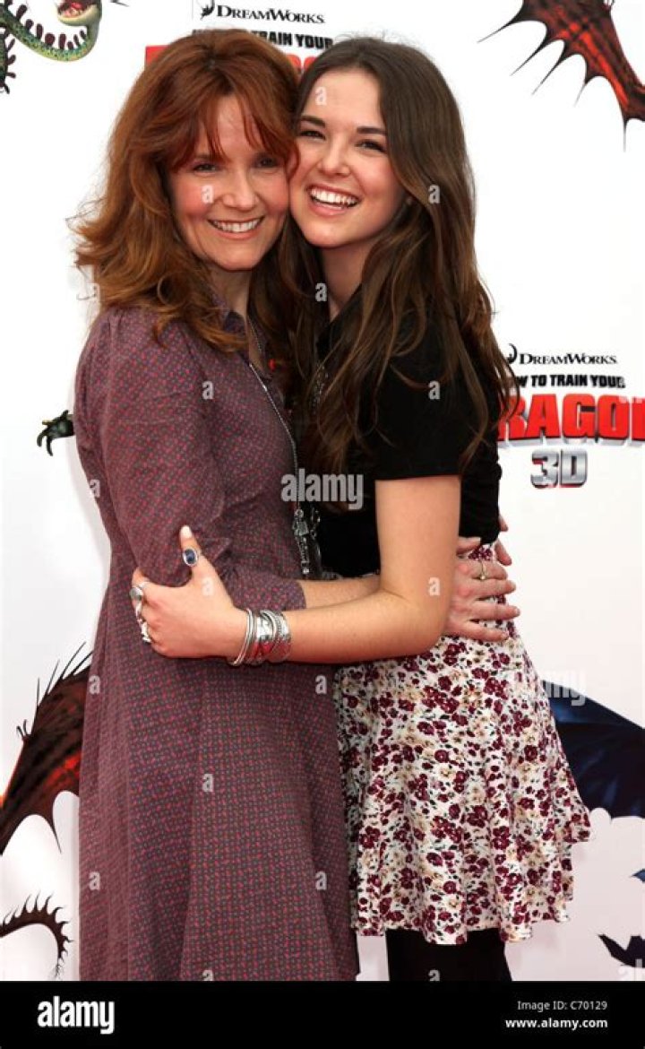 Zoey Deutch is the daughter of actress Lea Thompson and director Howard Deutch